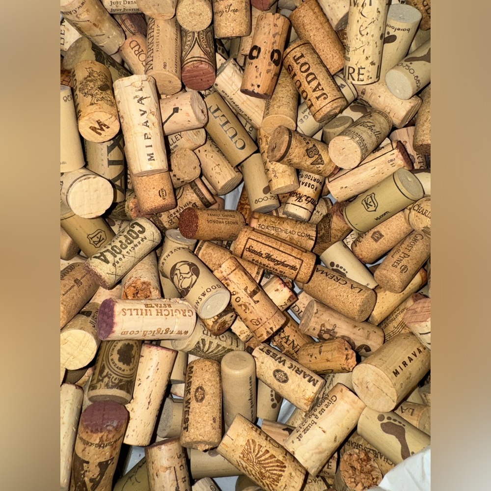 Bag of 300+ Winecorks for crafting, decor